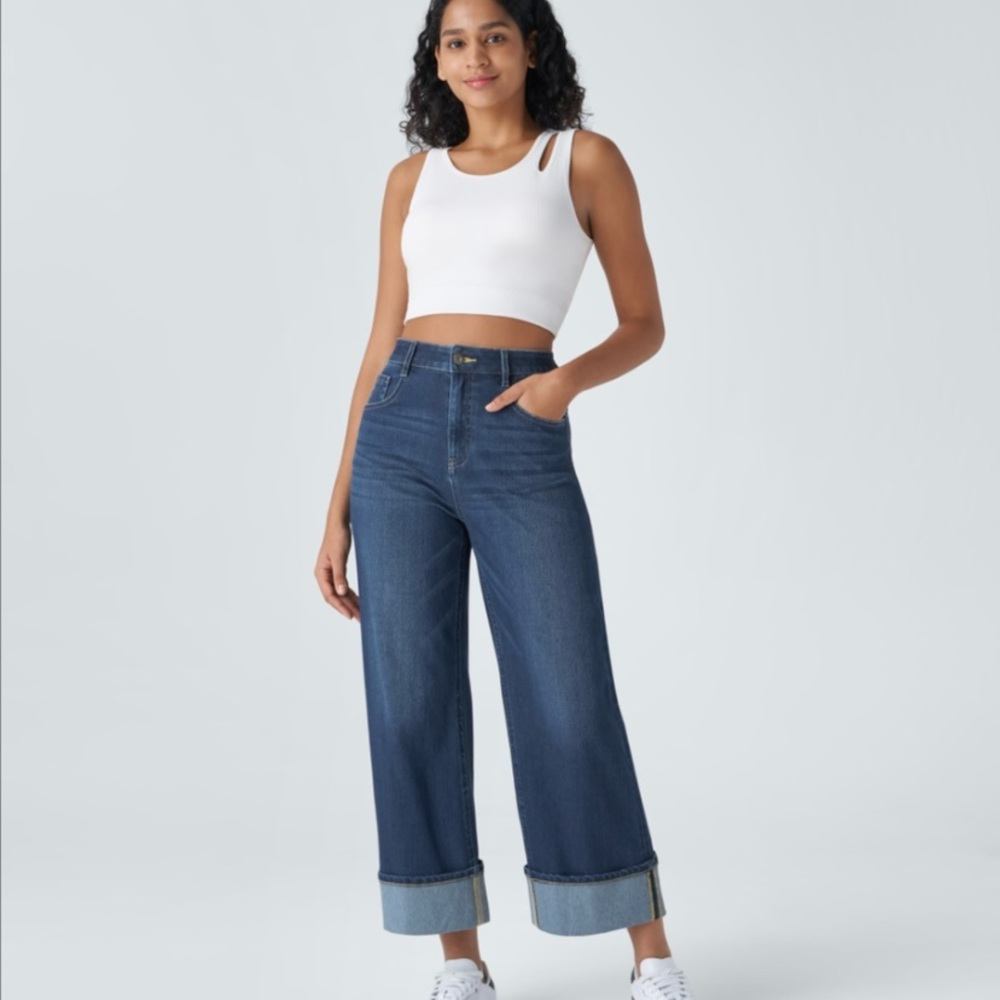 BNWT. Halara flex High waisted pocket rolled hem wide leg washed casual jeans